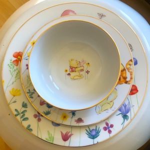 Disney’s Winnie The Pooh 12-pc ceramic dinnerware